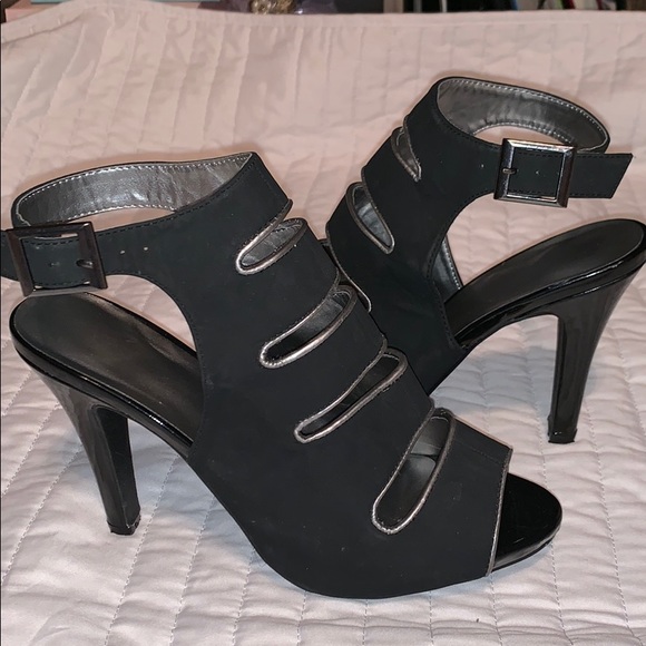 Shoes - Black open toe heel 6”.